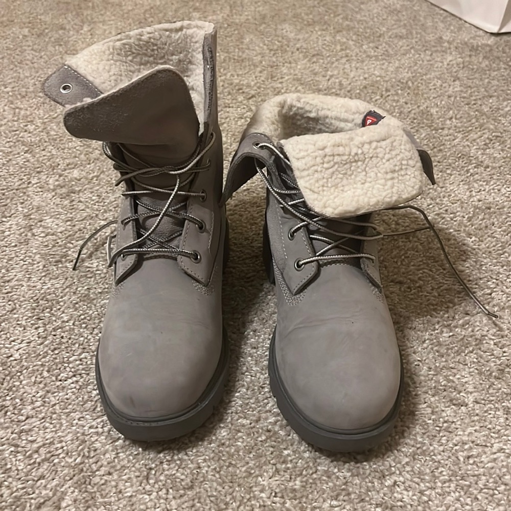 Light grey timberlands size 8.5